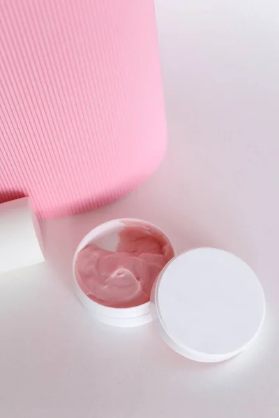 Crema cosmética hidratante sobre fondo neutro con salpicaduras de leche — Foto de Stock
