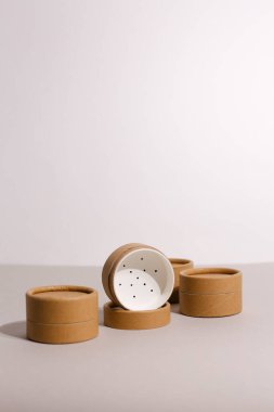 Kağıt kapaklı geri dönüşümlü kağıt tüp, beyaz arka planda izole edilmiş ambalaj için karton kutu, kopya alan, maket. Geri dönüşümlü ambalaj ve sıfır atık kavramı