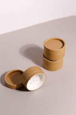 Kağıt kapaklı geri dönüşümlü kağıt tüp, beyaz arka planda izole edilmiş ambalaj için karton kutu, kopya alan, maket. Geri dönüşümlü ambalaj ve sıfır atık kavramı