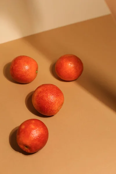 Juicy dark tangerines on light background. Tasty fruits. Focus on front tangerine Selective focus — Stock Photo, Image