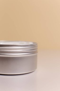 Kozmetik için alüminyum yuvarlak kavanoz. Metalik kozmetik şişeler. Boş reklam kutusunu kopyalama alanı ile modelle.