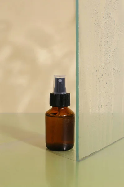 Botella de spray de vidrio para uso cosmético —  Fotos de Stock