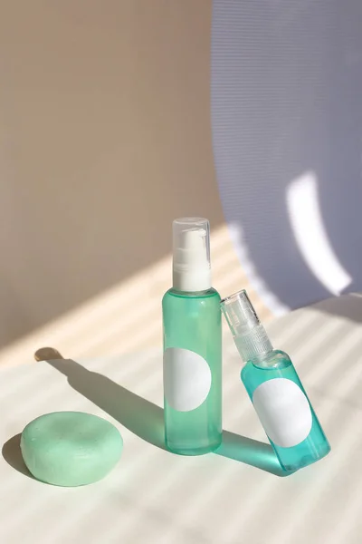 Ecológico Botella y tubo con cosméticos naturales para el cuidado de la piel, cremas o aceites sobre fondo claro. Productos de belleza de origen vegetal — Foto de Stock