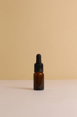 Güzellik doğal cilt bakım ürünleri geliştirme konsepti. Dermatolog kozmetik cilt bakımı şişesi pompa dağıtıcısı ve tarafsız arka planda organik malzeme..