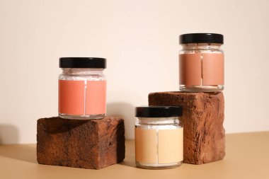 Kehribar cam şeker şişesi, sprey ve nemlendirici krem kavanozu. Doğal kozmetik ürünleri ambalaj tasarım şablonu, markalaşma