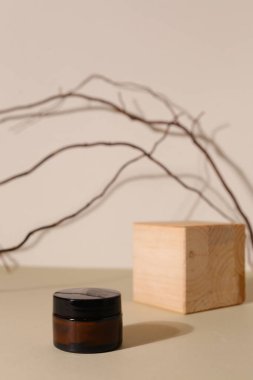 Kozmetik cam şişe seti. Yakın çekim, telif uzayı. Güzellik blogu, kuaför tedavisi konsepti, minimalizm marka paketleme maketi