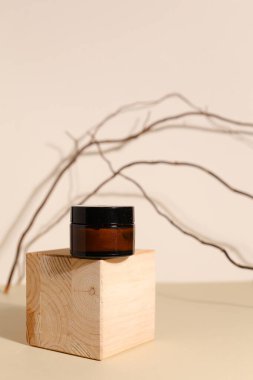 Kozmetik cam şişe seti. Yakın çekim, telif uzayı. Güzellik blogu, kuaför tedavisi konsepti, minimalizm marka paketleme maketi