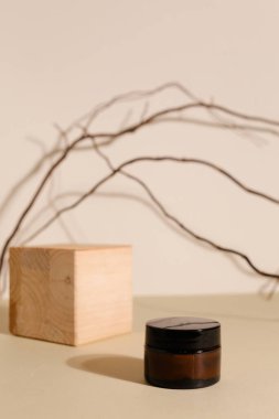 Kozmetik cam şişe seti. Yakın çekim, telif uzayı. Güzellik blogu, kuaför tedavisi konsepti, minimalizm marka paketleme maketi