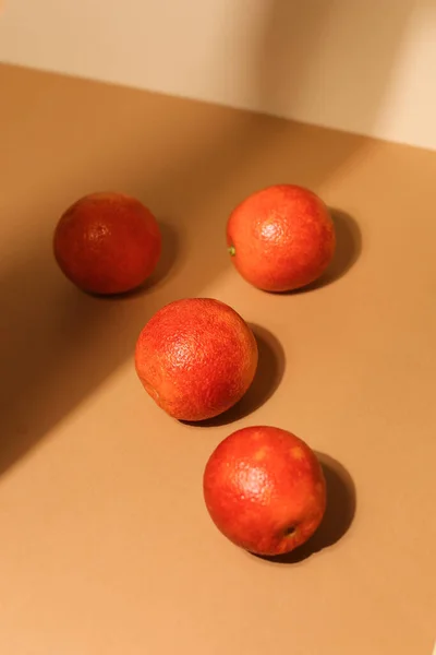 Juicy dark tangerines on light background. Tasty fruits. Focus on front tangerine. — Stock Photo, Image