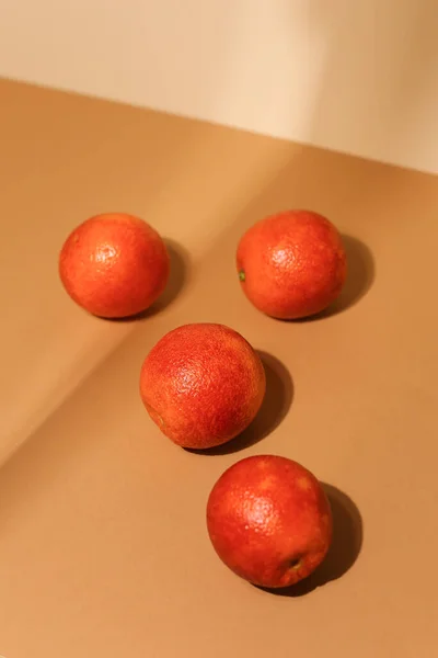 Juicy dark tangerines on light background. Tasty fruits. Focus on front tangerine. — Stock Photo, Image