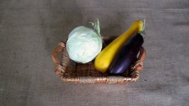 Taze çiftçiler bahçe sebze masada görünür. Üst te. Hareket animasyonu durdurun. Zaman atlamalı