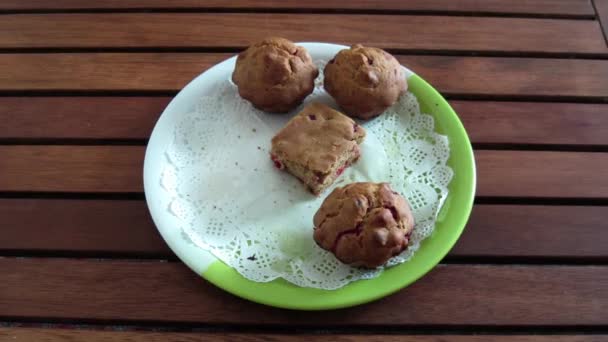 Gesunde vegane Muffins verschwinden vom Teller. Stop-Motion-Animation. Zeitraffer — Stockvideo