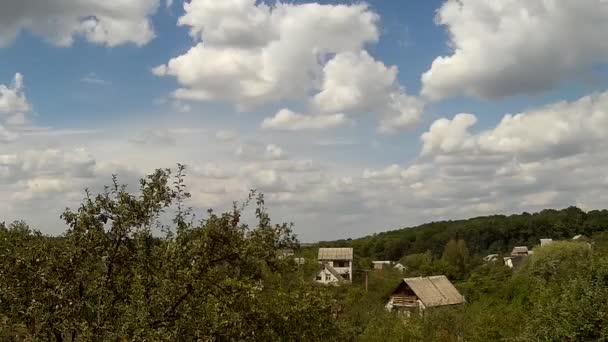 Časová prodleva oblohy nad kopci vesnice v krajině Chmelnyckyj, Ukrajina den — Stock video
