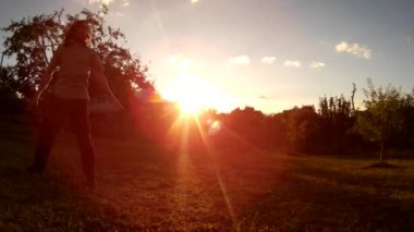 Akrobatik güneşin üzerinde uçan uzun saçlı sakallı erkekler yapıyor kelebek atla