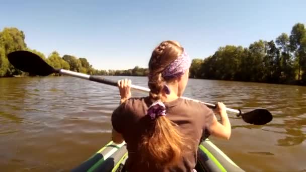 Mladá dívka s COP účes veslování v kajaku. Ukrajina, řeky Jižní Bug — Stock video
