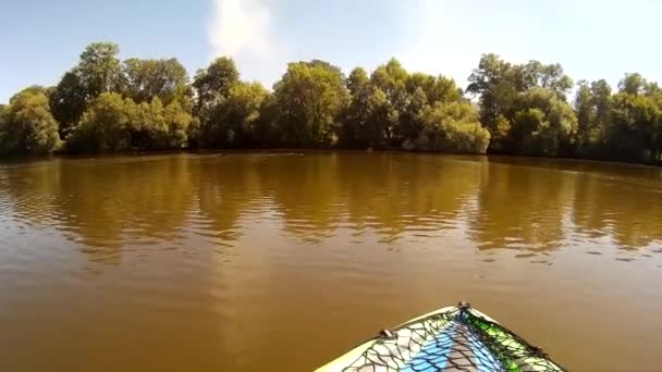 Caiaque em Pivdennyi, Buh, Sul, Bug, Khmelnytskyi, Ucrânia Decolagem de patos — Vídeo de Stock