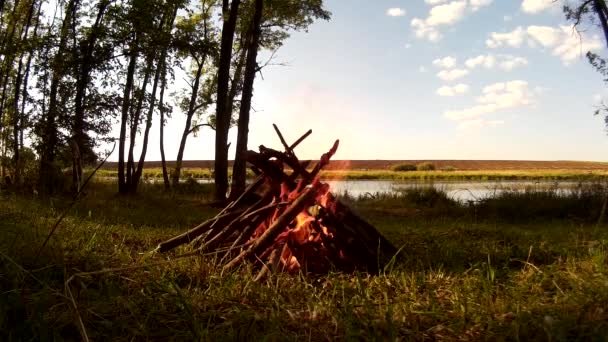 Feu de camp au camp dans la région de Podillya, Khmelnytskyi, Ukraine — Video