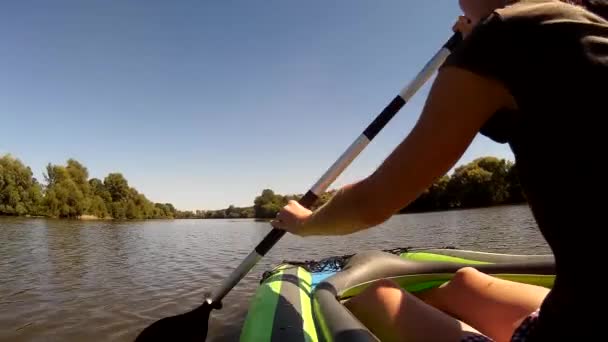 Ragazza che rema in kayak. Ucraina, fiume Bug meridionale. Vista laterale — Video Stock