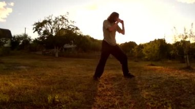 Bir yaz sunset bulvarında kip tekme kadar uzun saçlı sakallı erkekler akrobatik yapıyor atlamak