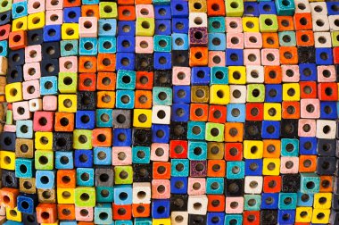 Renkli tuğla duvar süslemeleri.