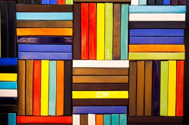 Renkli tuğla duvar süslemeleri.