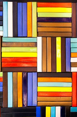 Renkli tuğla duvar süslemeleri.