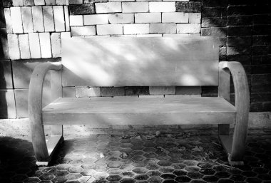 Tuğla zemin üzerine ahşap Bank.