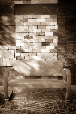 Tuğla zemin üzerine ahşap Bank.