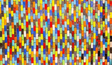 Renkli tuğla duvar süslemeleri.