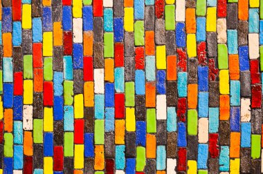 Renkli tuğla duvar süslemeleri.