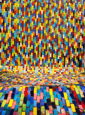 Renkli tuğla duvar süslemeleri.