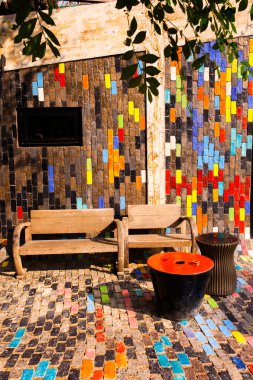 Tuğla zemin üzerine ahşap Bank.