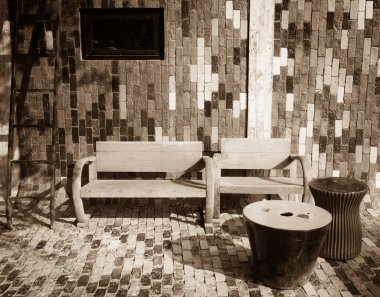 Tuğla zemin üzerine ahşap Bank.