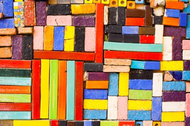 Renkli tuğla duvar süslemeleri.