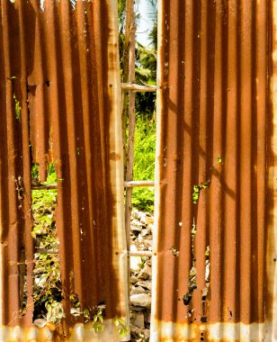 Grunge arka plan çinko levha çitin eski paslanmış.