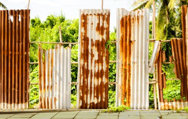 Grunge arka plan çinko levha çitin eski paslanmış.