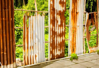 Grunge arka plan çinko levha çitin eski paslanmış.