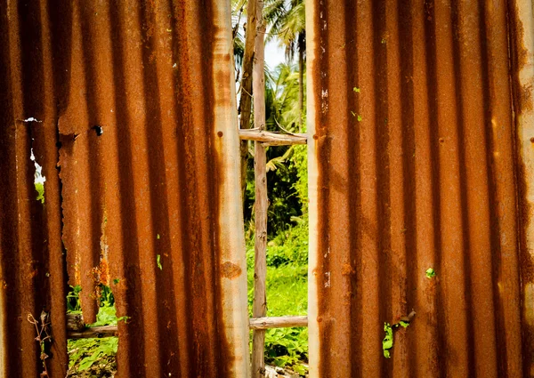 Grunge arka plan çinko levha çitin eski paslanmış.