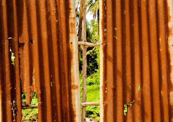 Grunge arka plan çinko levha çitin eski paslanmış.