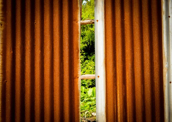 Viejo oxidado de la cerca de la hoja de zinc es fondo grunge . — Foto de Stock