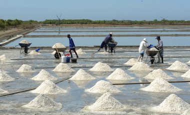 Samutsongkram Tayland - 22 Temmuz 2016: tuz alanlarında çalışma Labors.