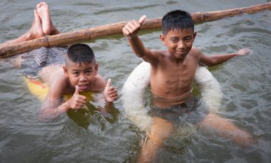 Samutsongkhram Tayland Temmuz 22,2016: çocuklar swi tadını çıkarın.