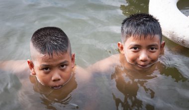 Samutsongkhram Tayland Temmuz 22,2016: çocuklar swi tadını çıkarın.