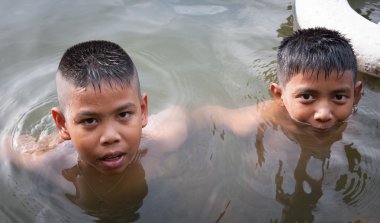 Samutsongkhram Tayland Temmuz 22,2016: çocuklar swi tadını çıkarın.