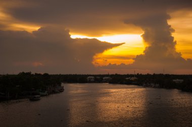 Renkli ışık günbatımı süre bulutlu.