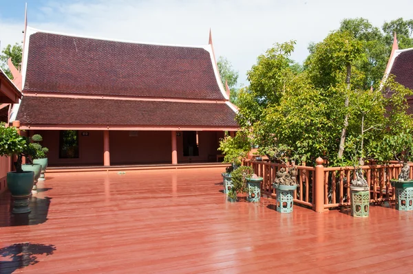 Тайський класичний стиль дерев'яного будинку. — стокове фото
