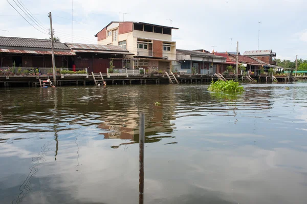 Lugnet i thailändska traditionella hus nära floden. — Stockfoto