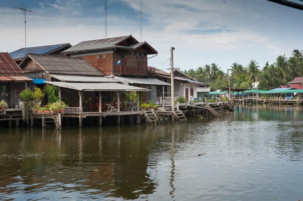 Serenità della casa tradizionale tailandese vicino al fiume . — Foto Stock