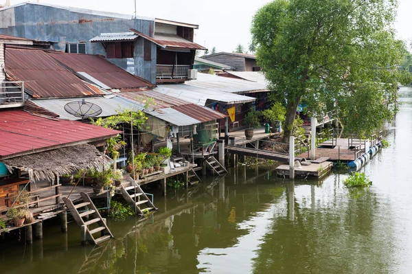 Lugnet i thailändska traditionella hus nära floden. — Stockfoto