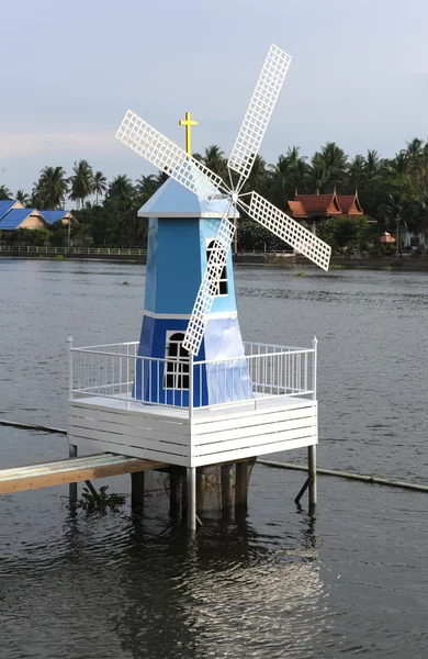 Vindkraftverk i floden. — Stockfoto